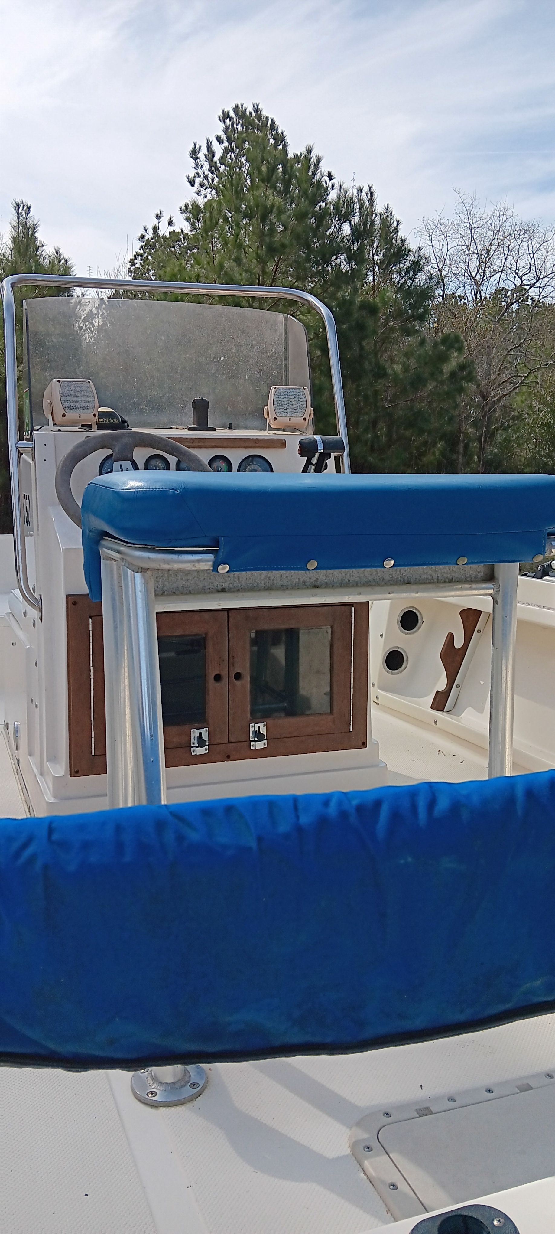 The image shows the cockpit of a 1990 Hydra-Sports Vector boat with blue seating.