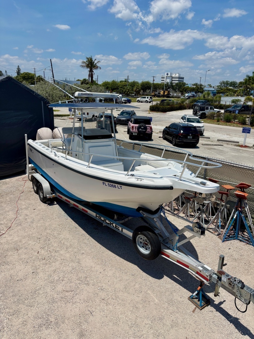 2001 Boston Whaler 26 Outrage - Image 2
