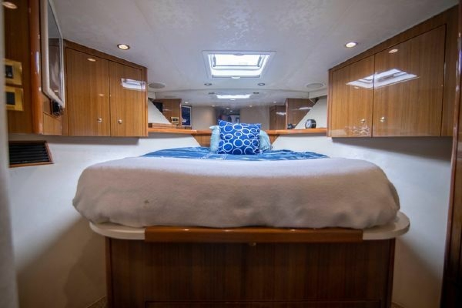 2007 Viking 52 Convertible - Image 18