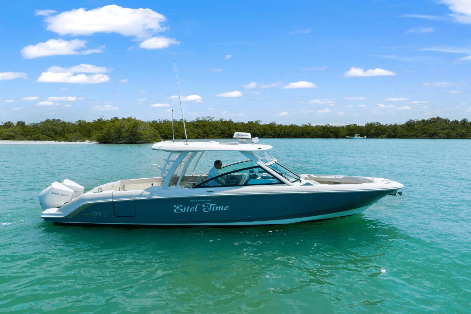 2019 Boston Whaler 320 Vantage