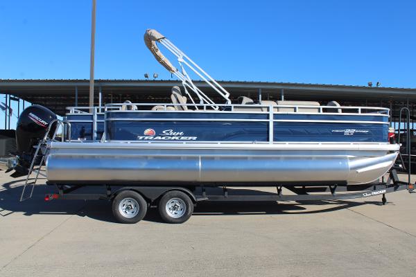 2025 Sun Tracker Fishin' Barge 22 DLX