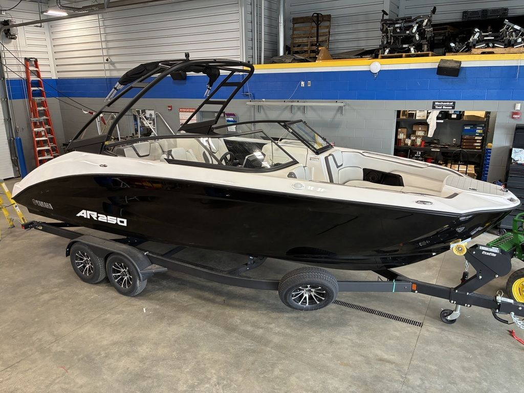 2026 Yamaha Boats AR250 - 39
