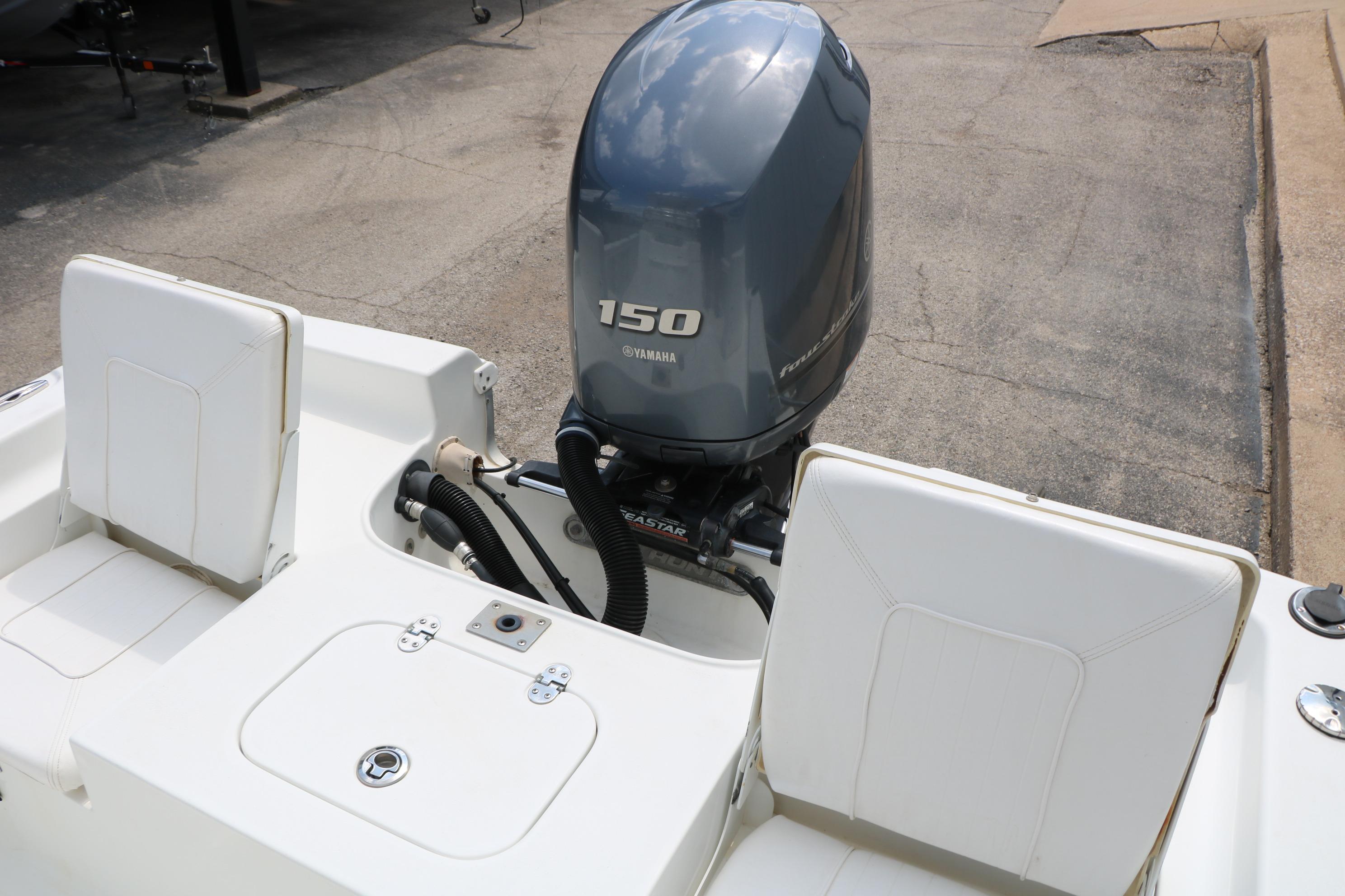 2015 Sea Hunt BX 22 BR boat with Yamaha 150 engine, featuring white seating.