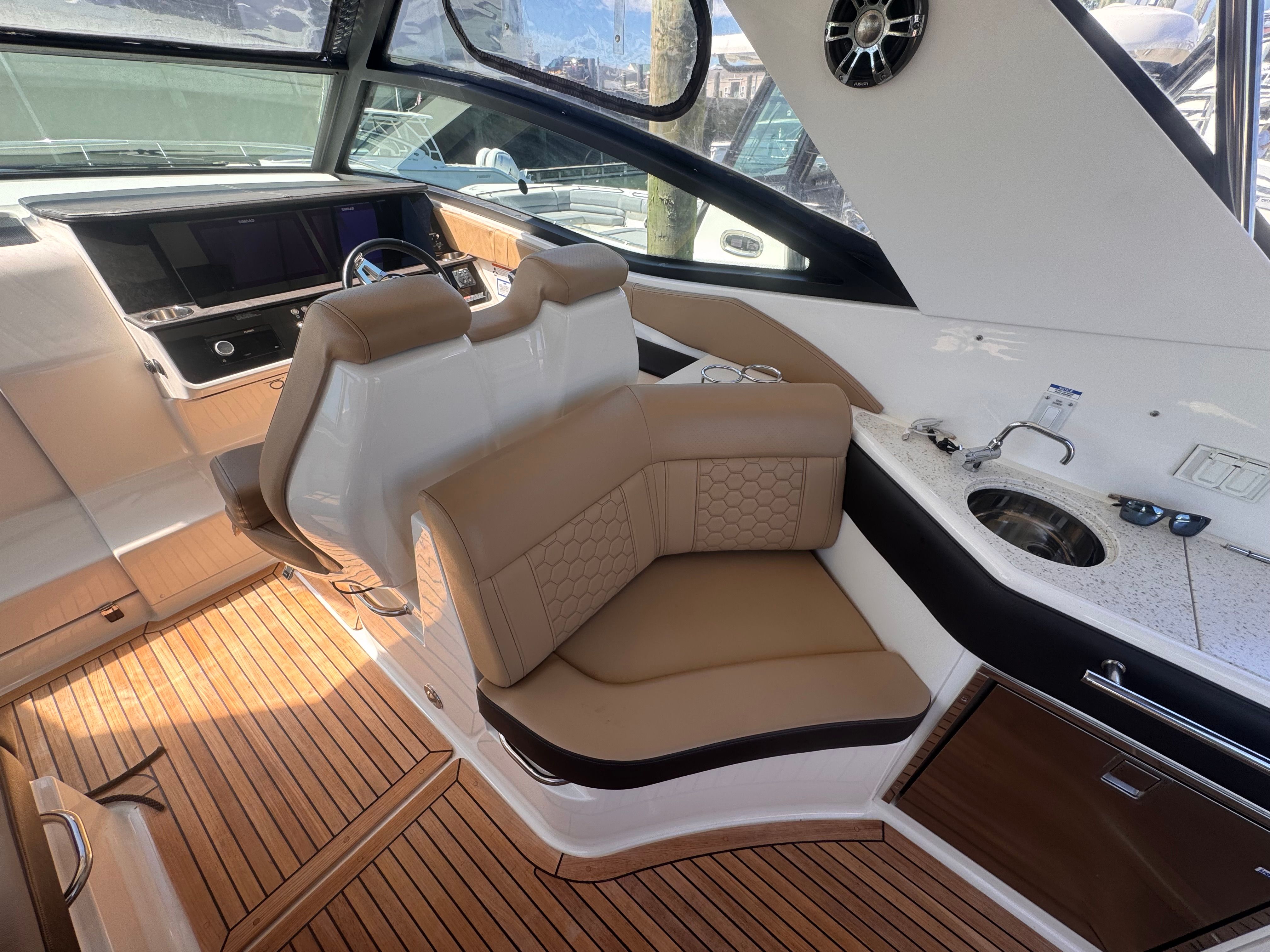 2019 Sea Ray Sundancer 320 - 10