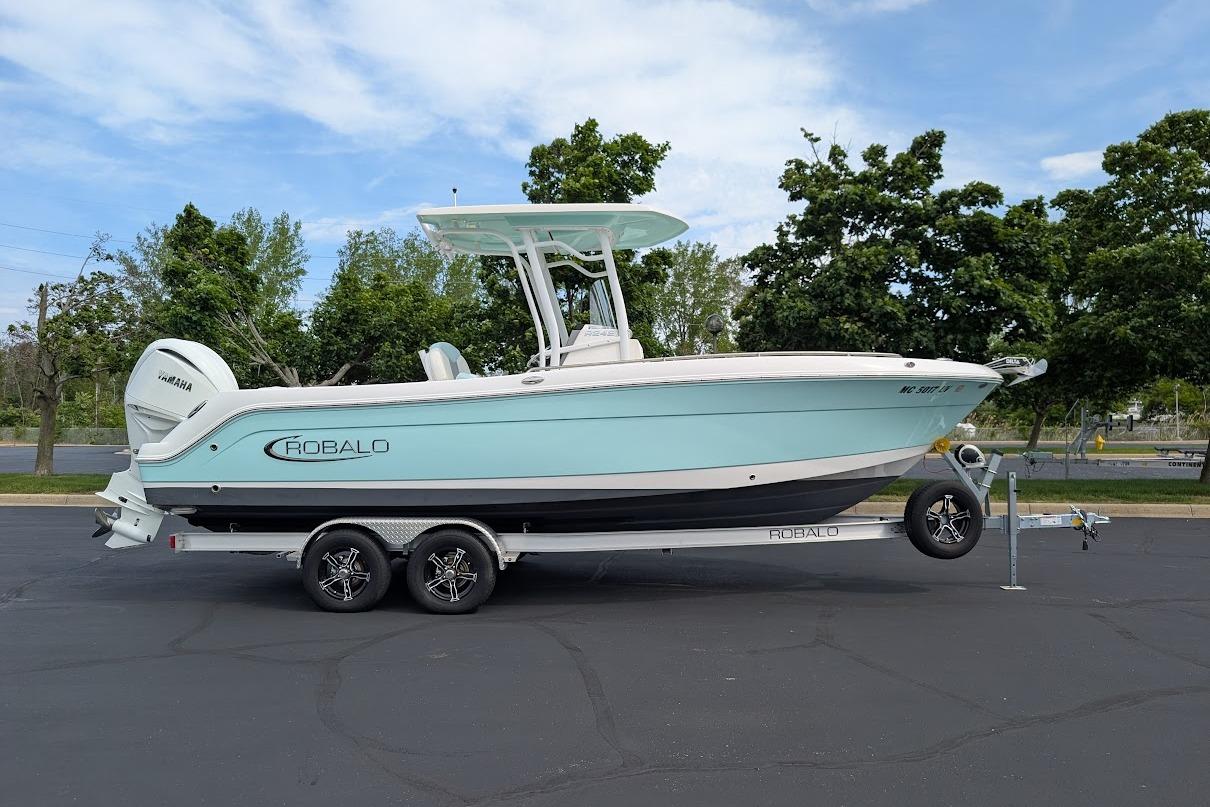 2022 Robalo R242 Explorer