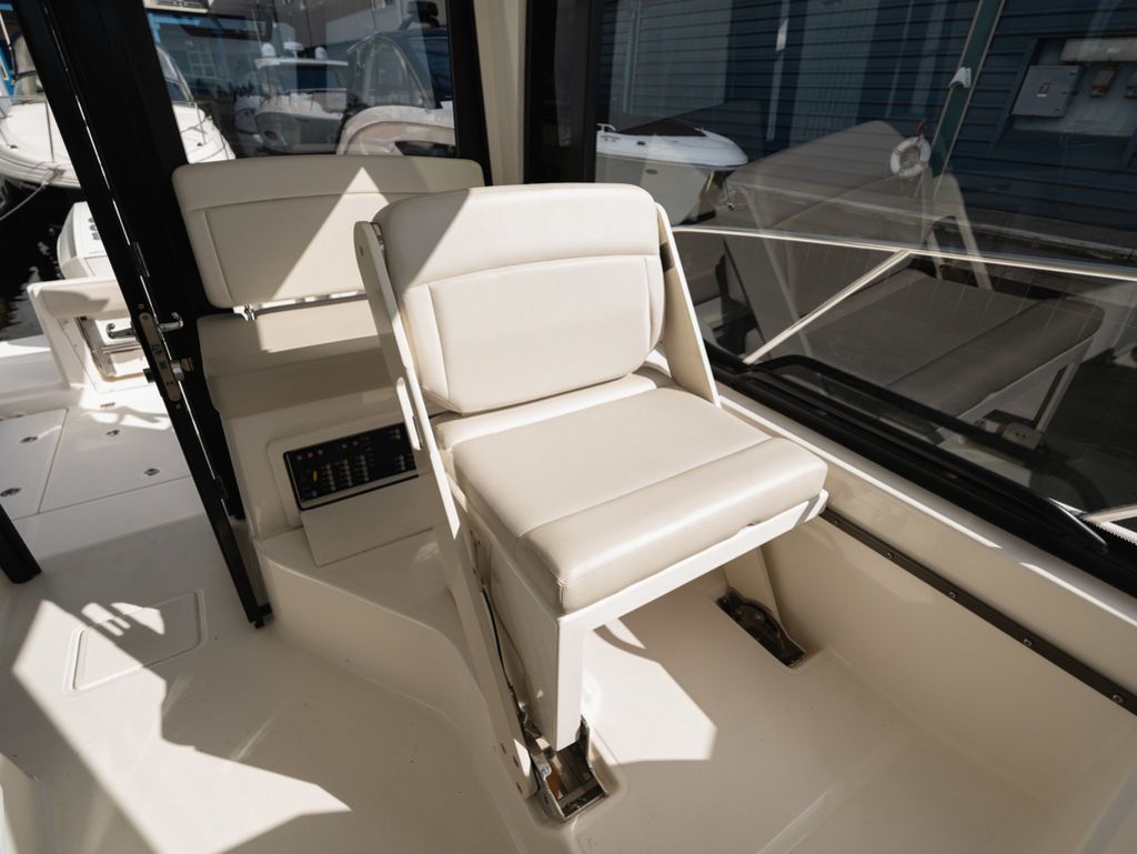 2020 Boston Whaler 325 CONQUEST PH - 11