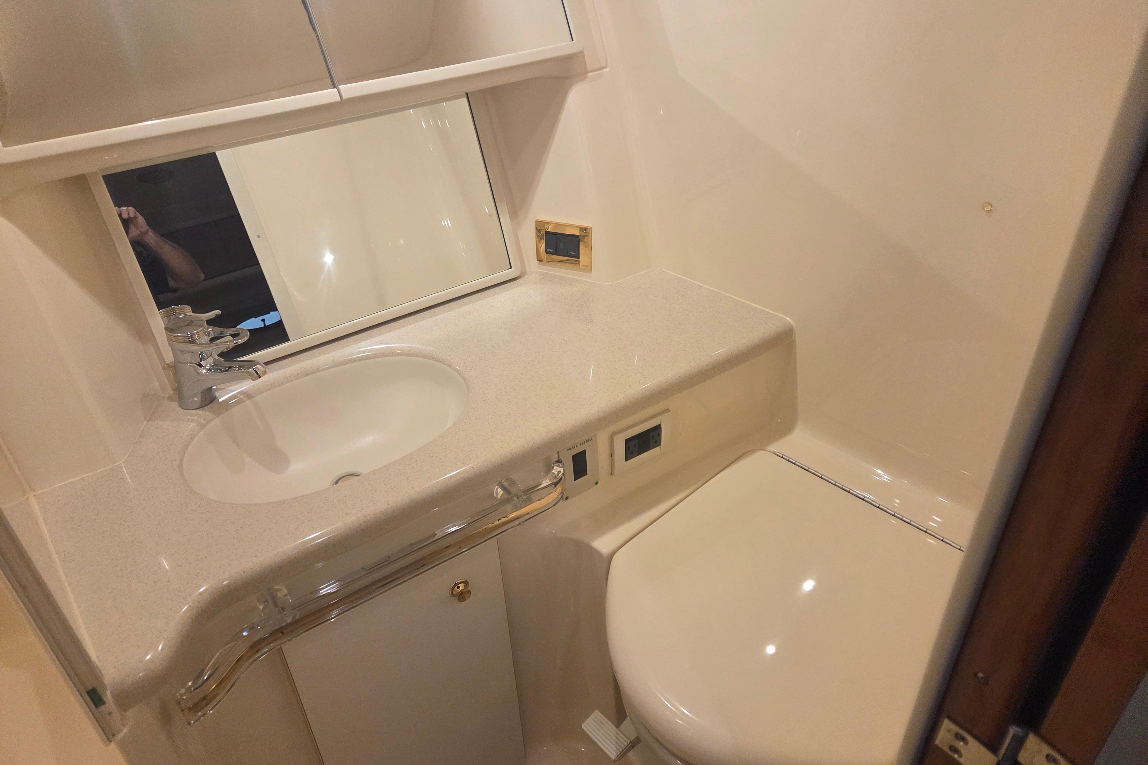 Bathroom interior of 2000 Sea Ray Sundancer 540 yacht, featuring sink and toilet.