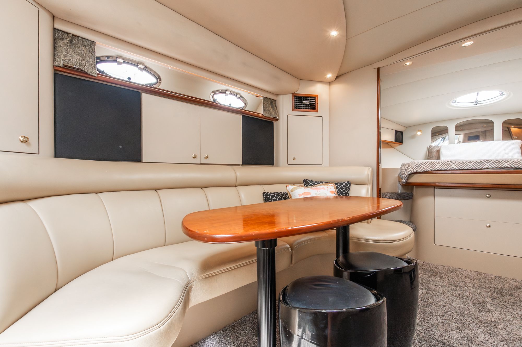 2000 Cruisers Yachts 3870 - 31