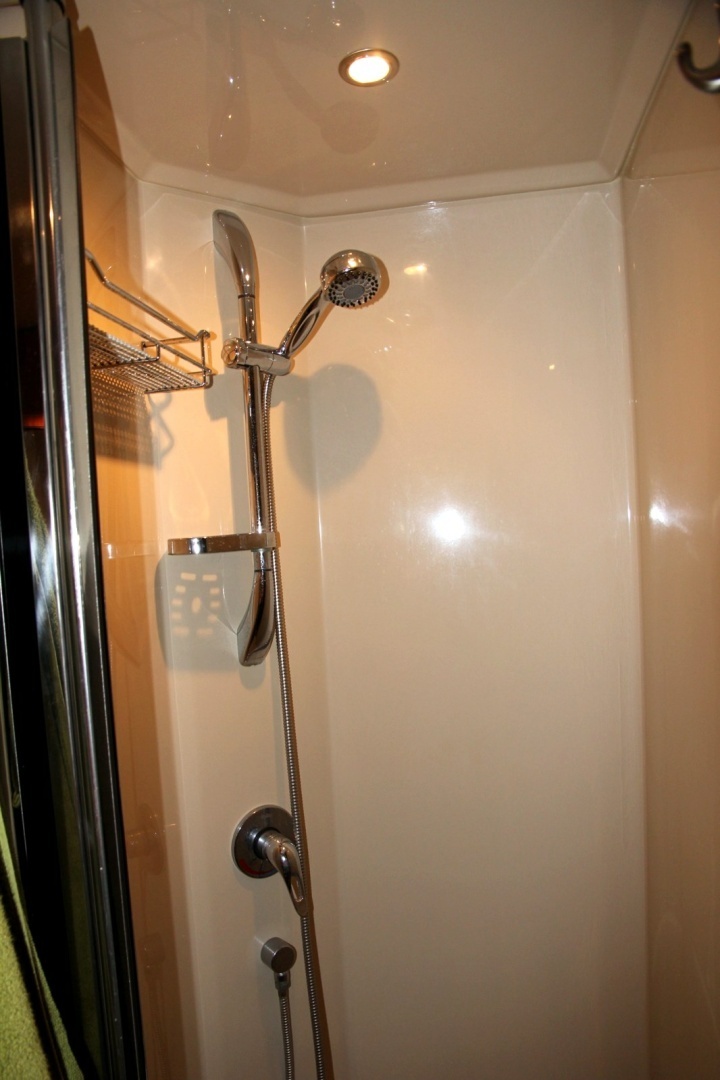 2007 Cruisers Yachts 520 EXPRESS - Image 13