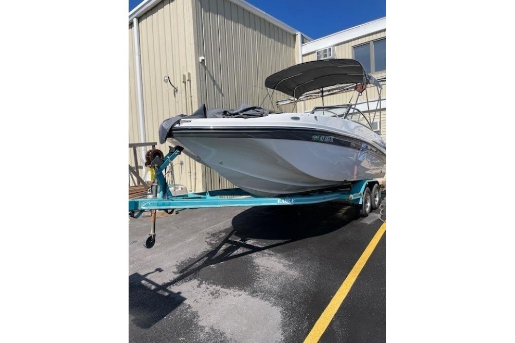 2023 Hurricane SunDeck 217 OB