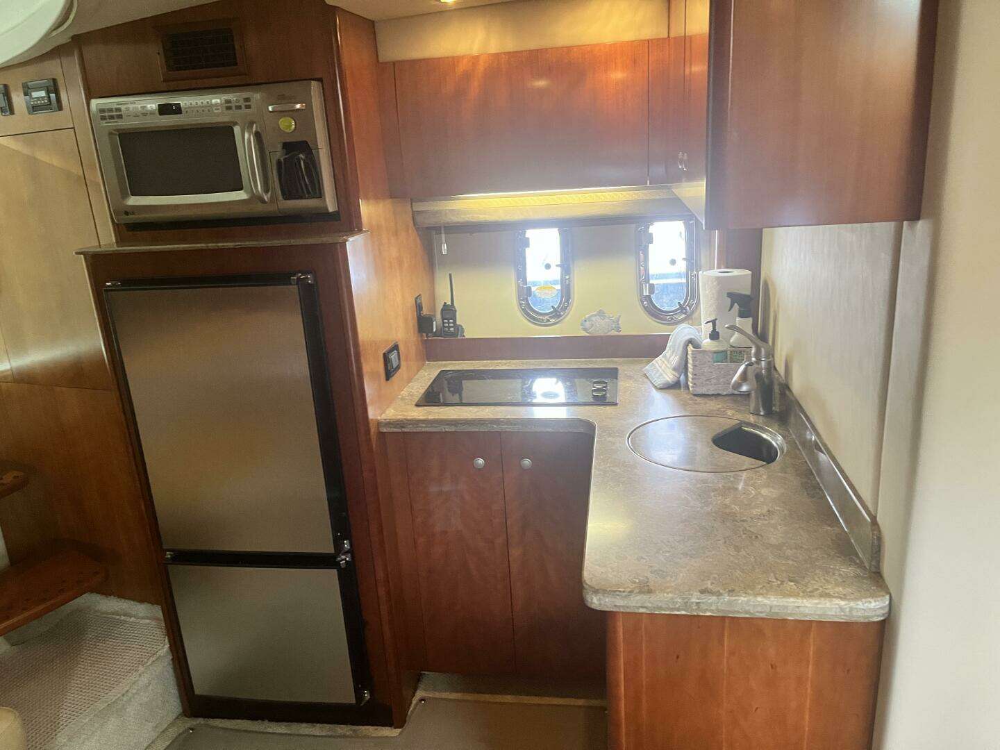2008 Cruisers Yachts 390 Sport Coupe - Image 21