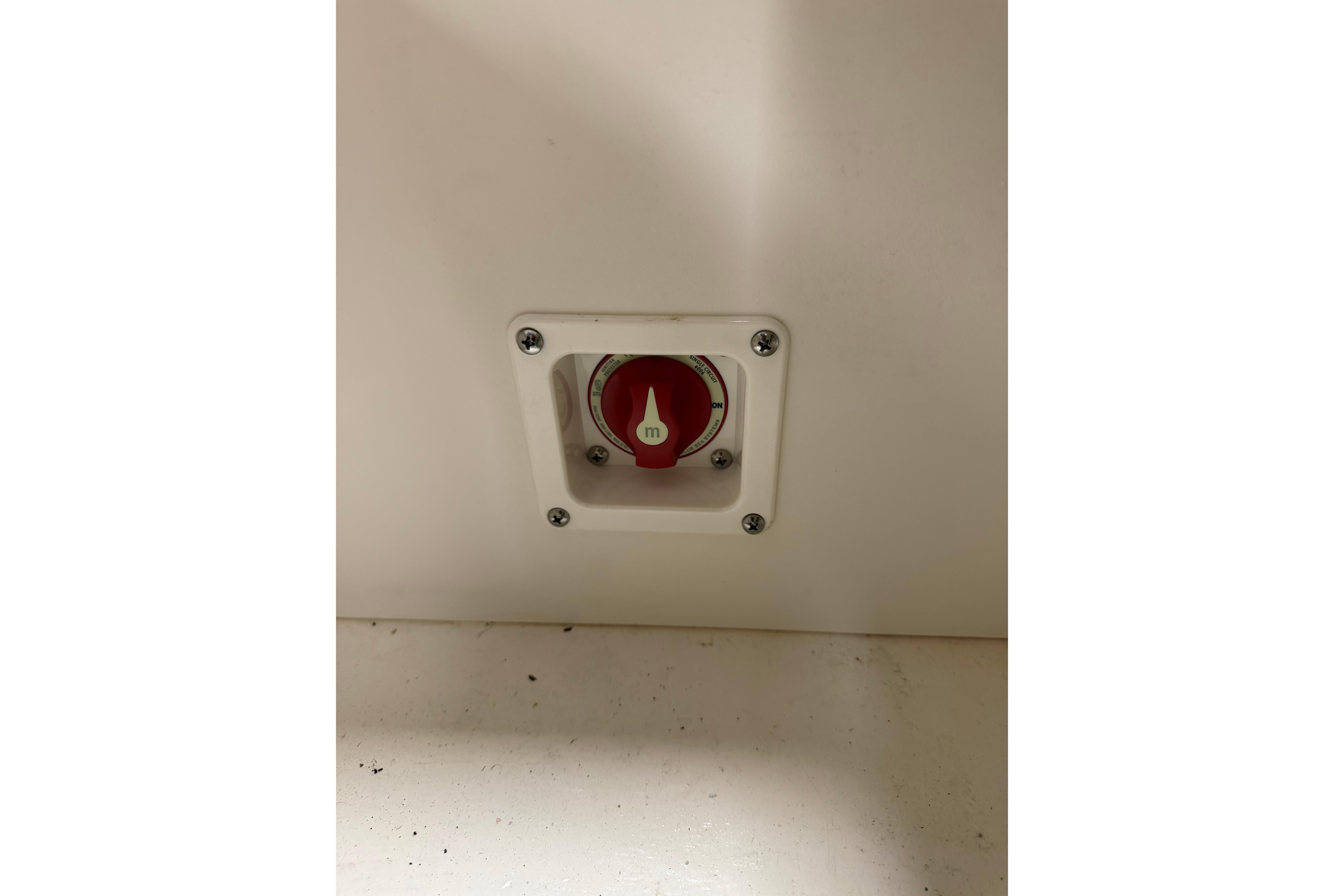 Red switch on Chaparral 21 SSi Ski & Fish boat, 2026 model.