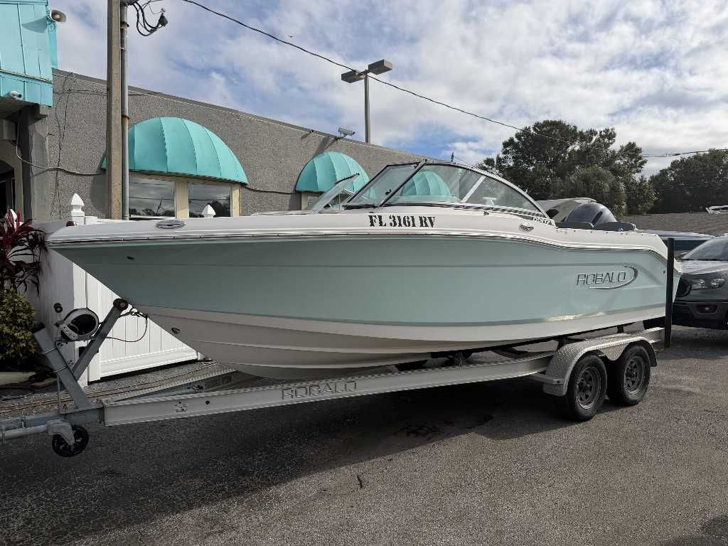 2019 Robalo R207 Dual Console