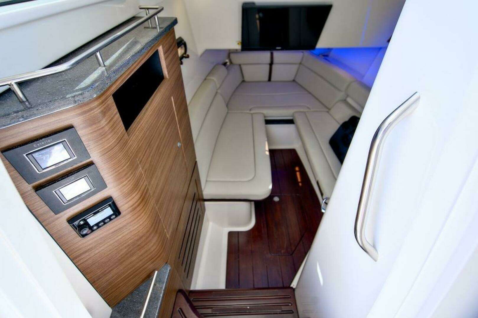 2019 Boston Whaler 350 Realm - Image 26