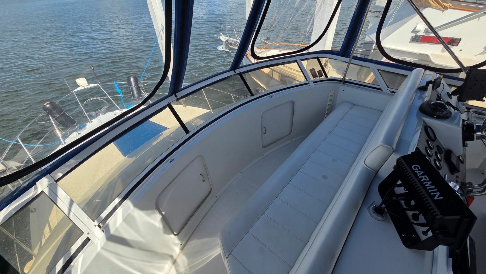 1998 Carver 405 Aft Cabin Motor Yacht - Image 15