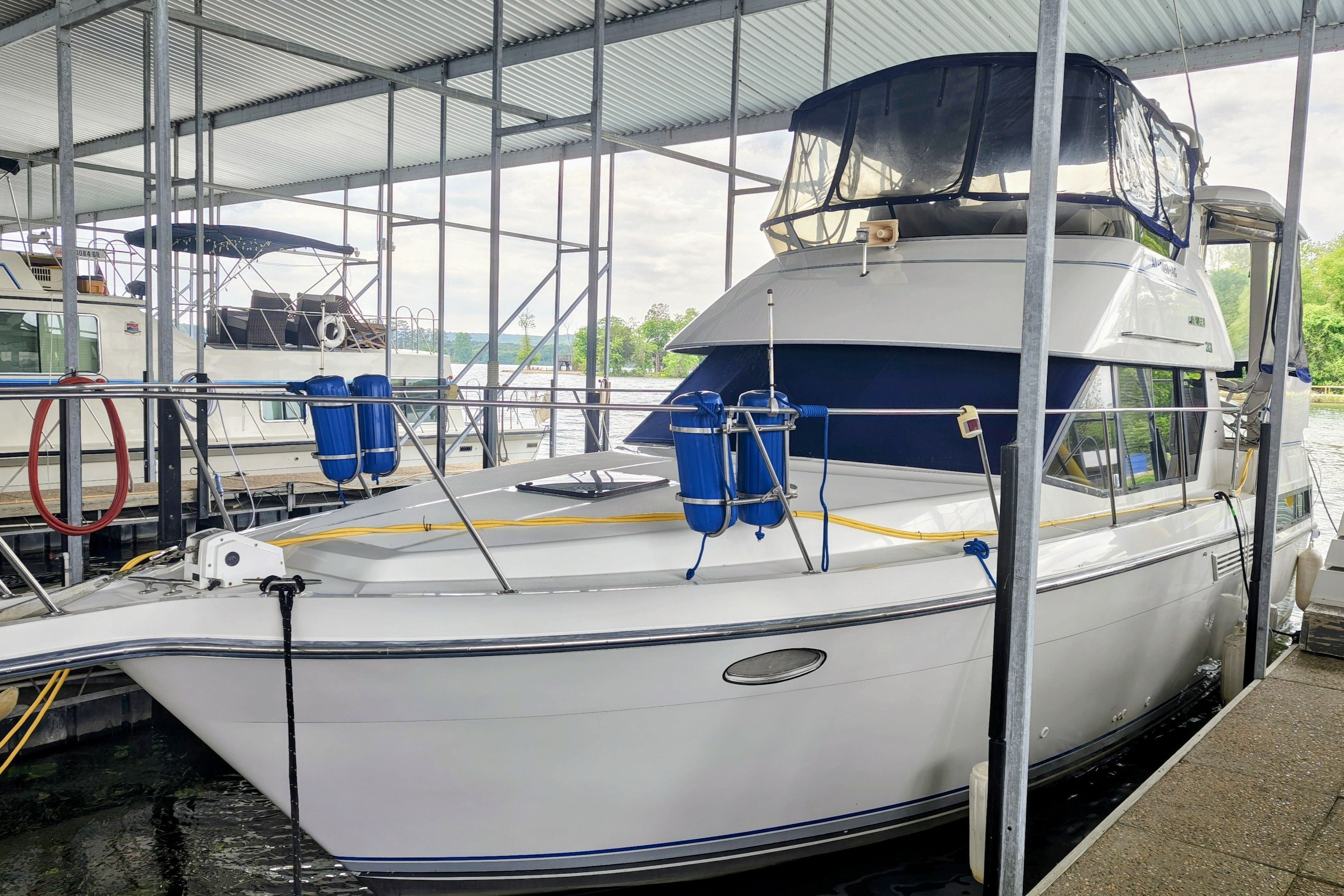 1992 Carver 33 Aft Cabin