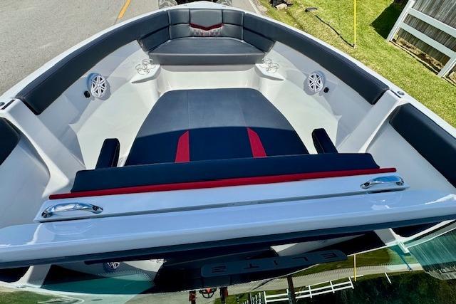 2026 Monterey Elite 25 OB boat interior with sleek seating and modern design.