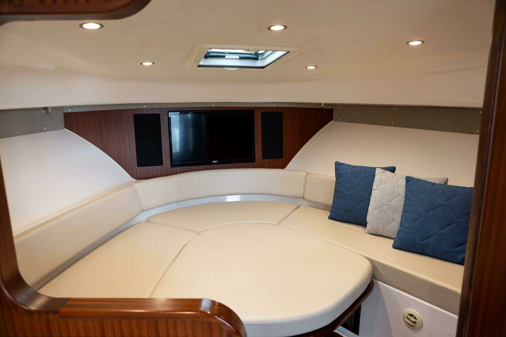 2018 Pursuit OS 385 - Image 10
