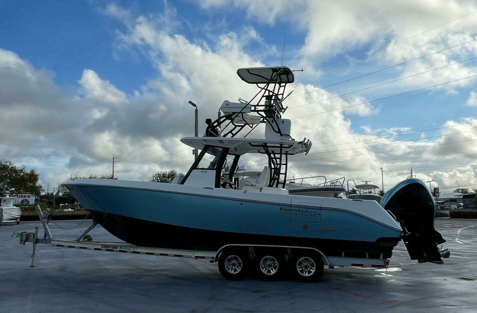 2022 Everglades 335 Center Console - Image 2