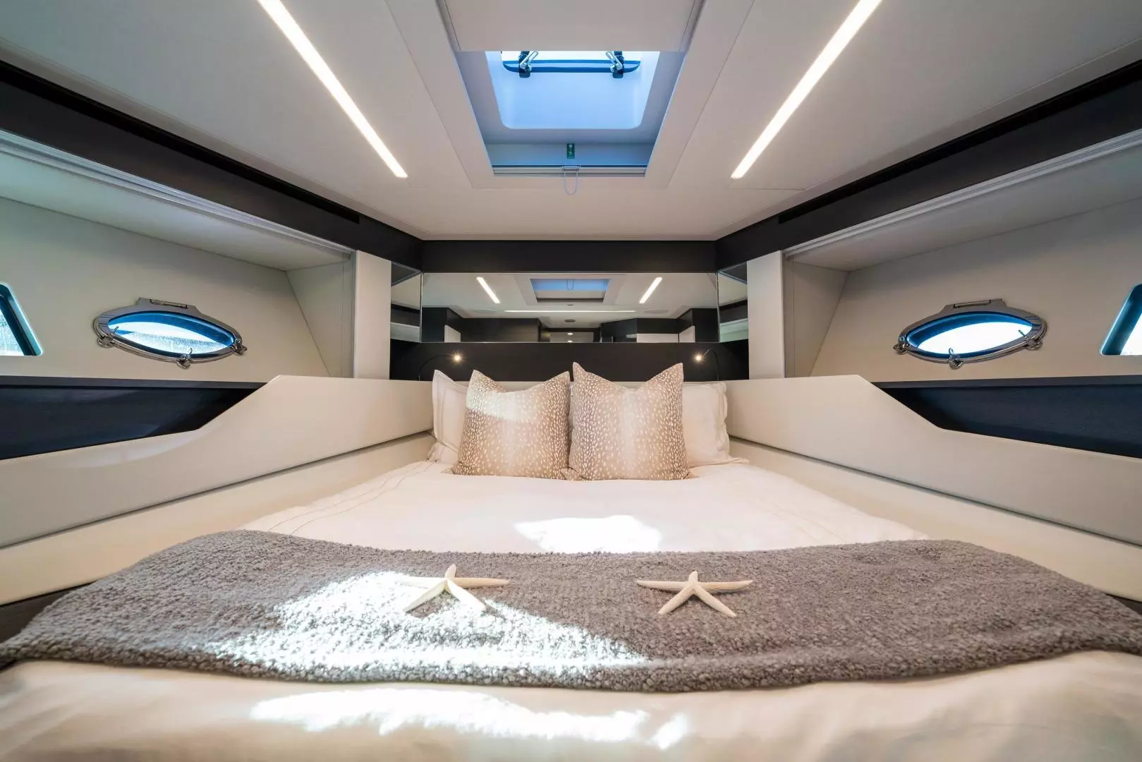 2021 Pershing 8X - Image 17