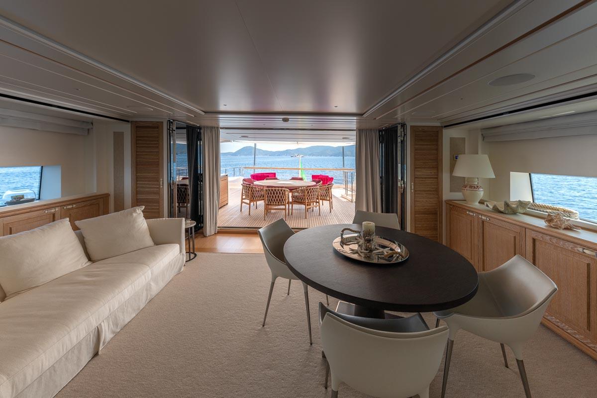 SALON UPPER DECK