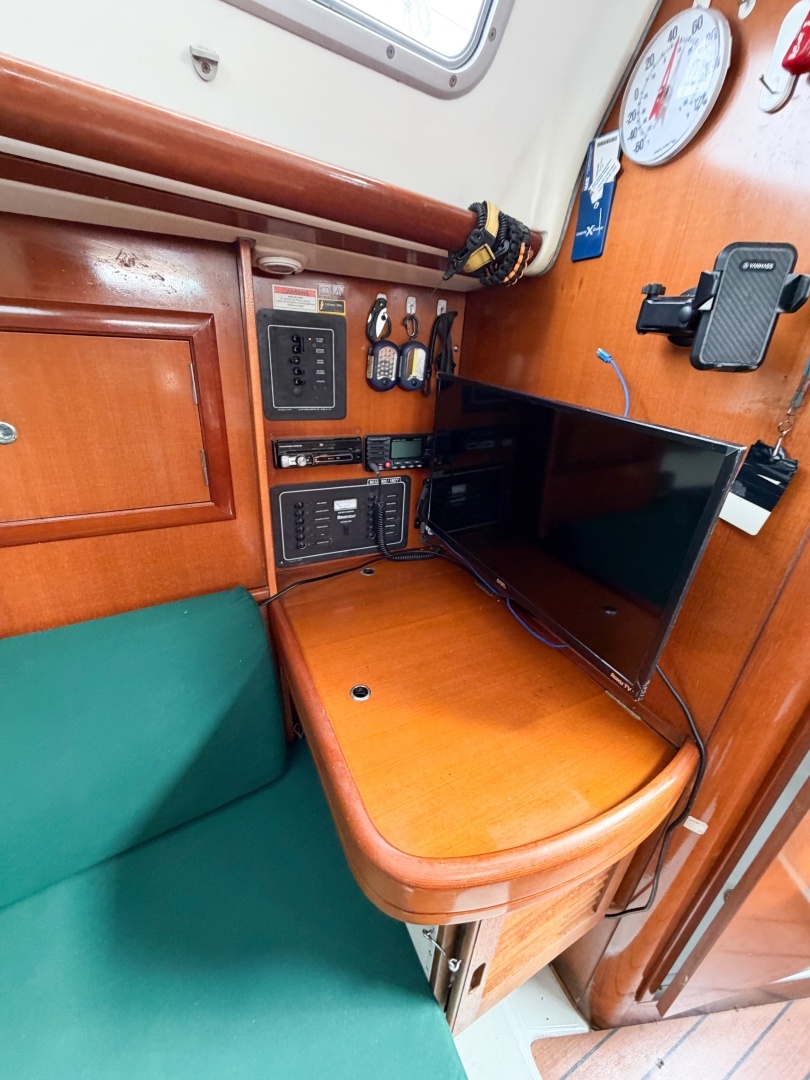 2007 Beneteau 323 - Image 8