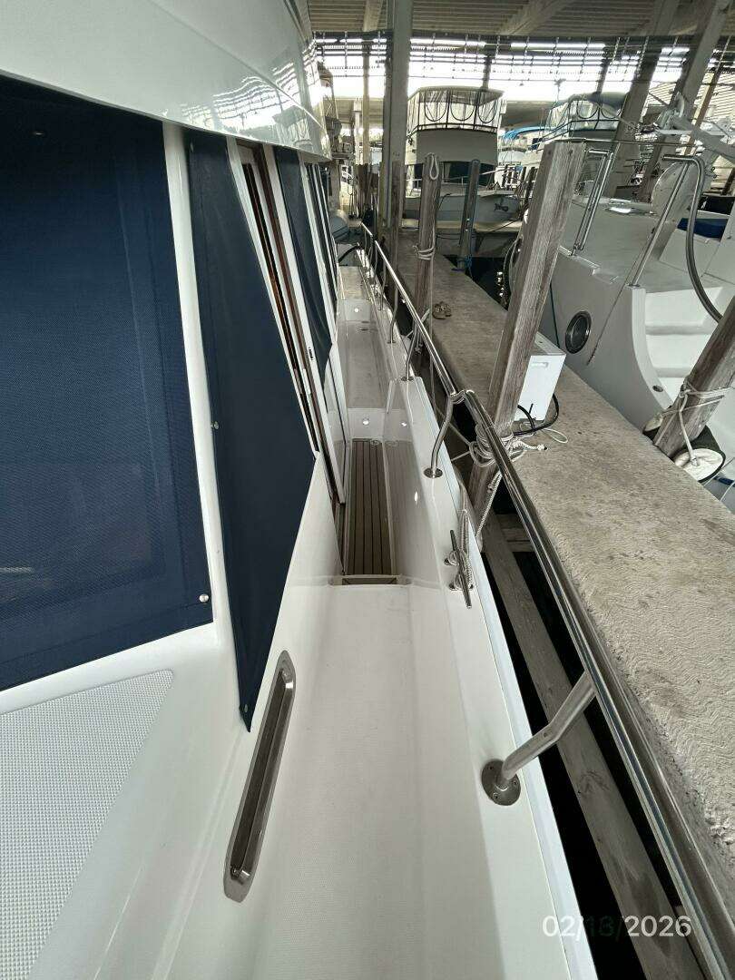 2004 Mainship 430 - Image 10