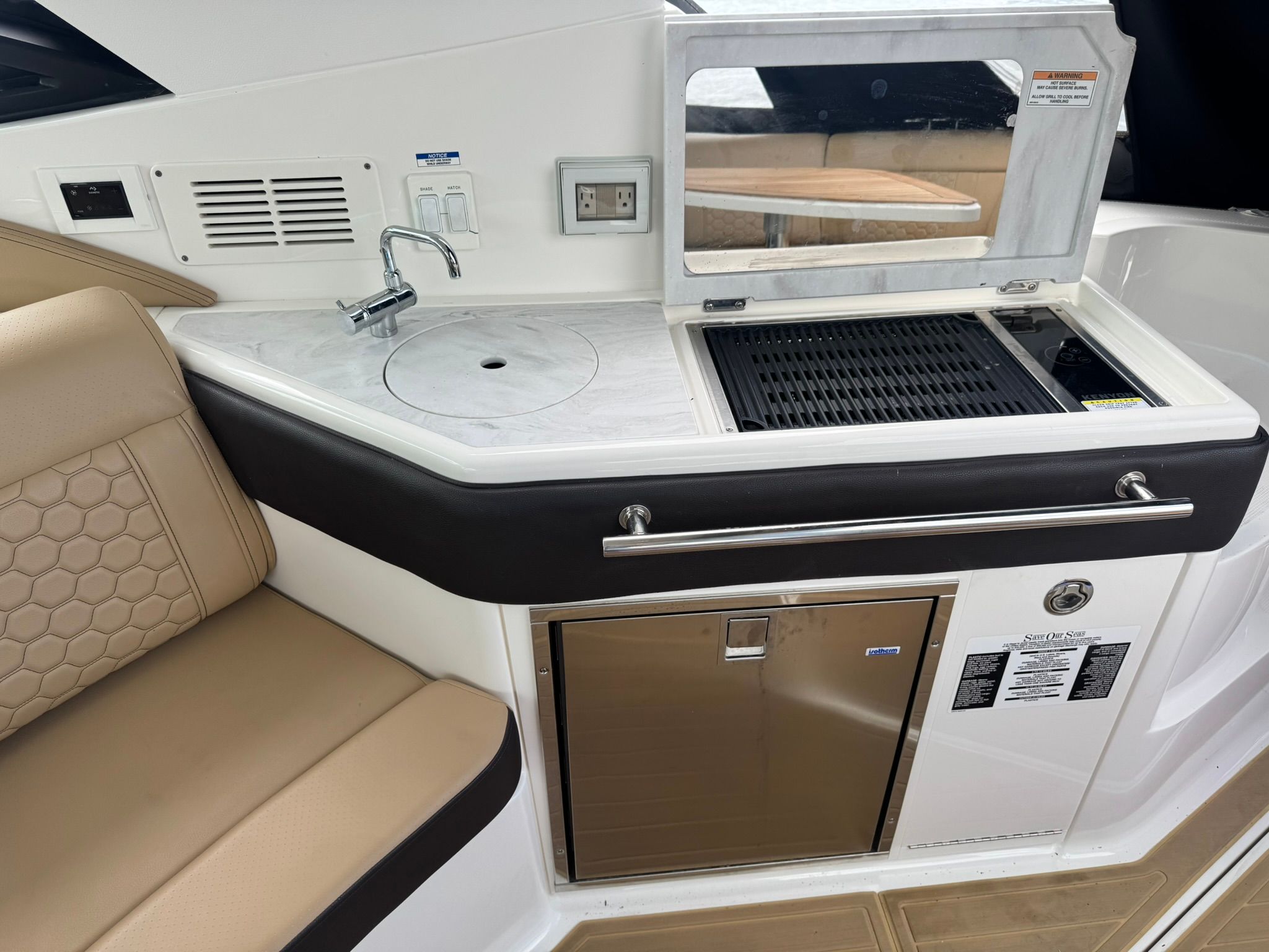 2023 Sea Ray DA320 Coupe - 9