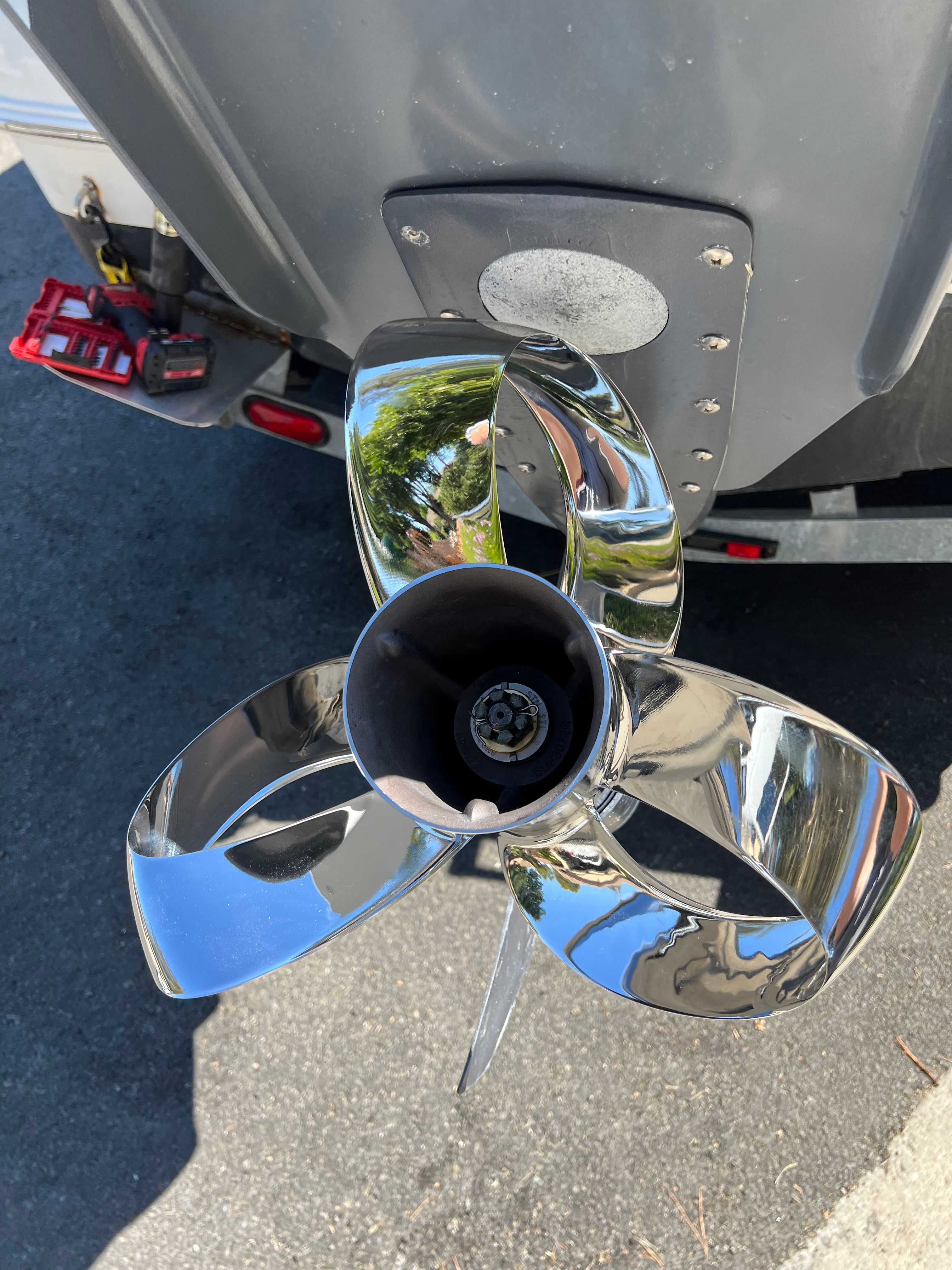 2012 Robalo R225 Walkaround - 11