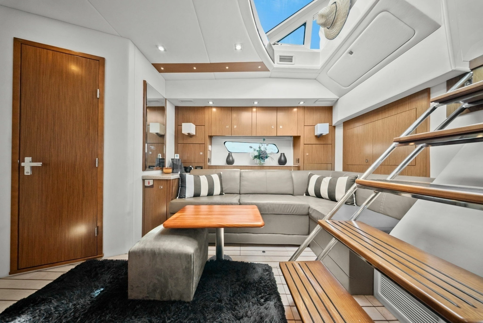 2014 Cruisers Yachts 48 Cantius - Image 20