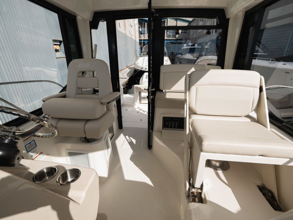 2020 Boston Whaler 325 CONQUEST PH - 10