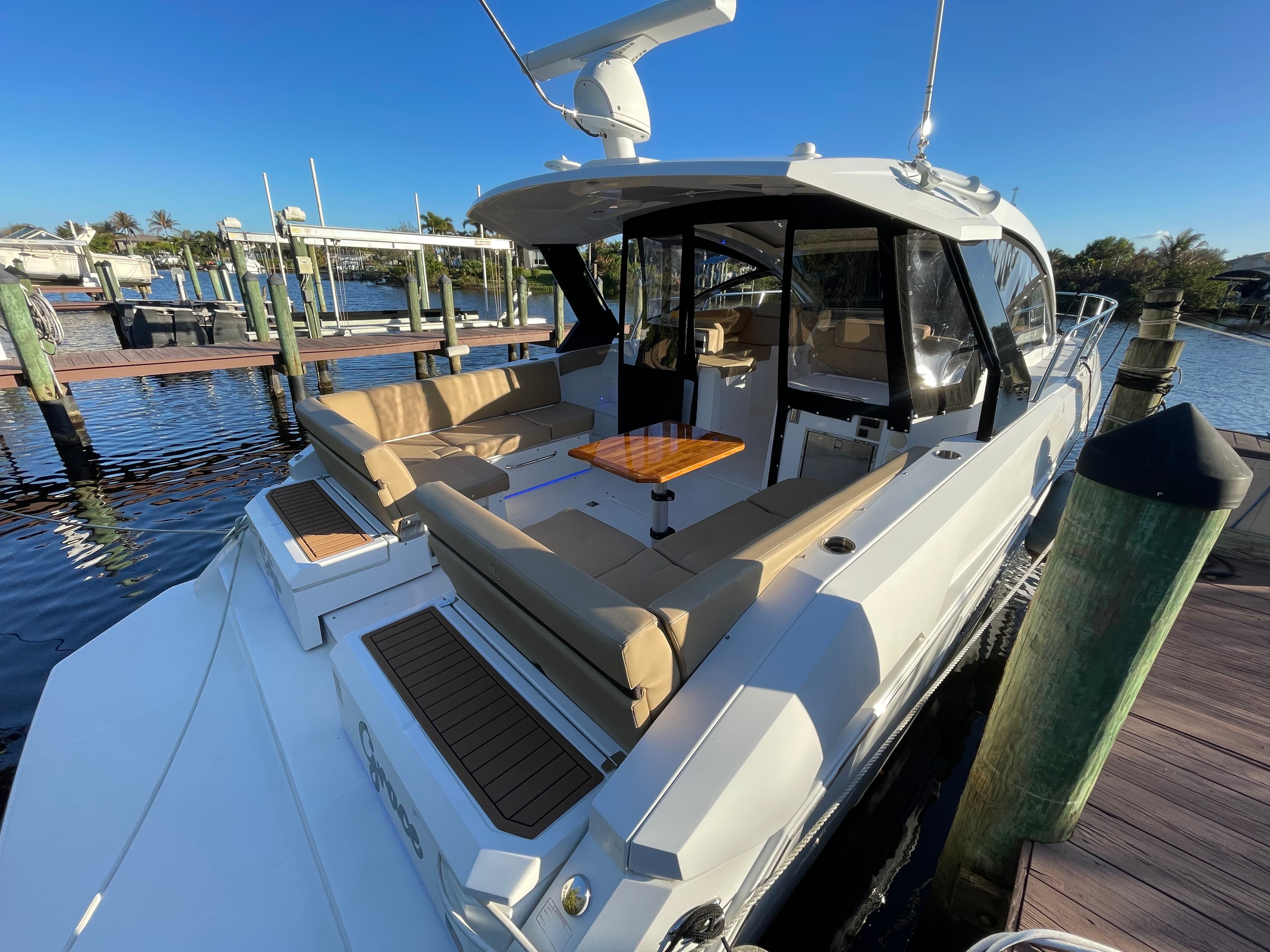 2016 Cruisers Yachts 390 Express Coupe - 46