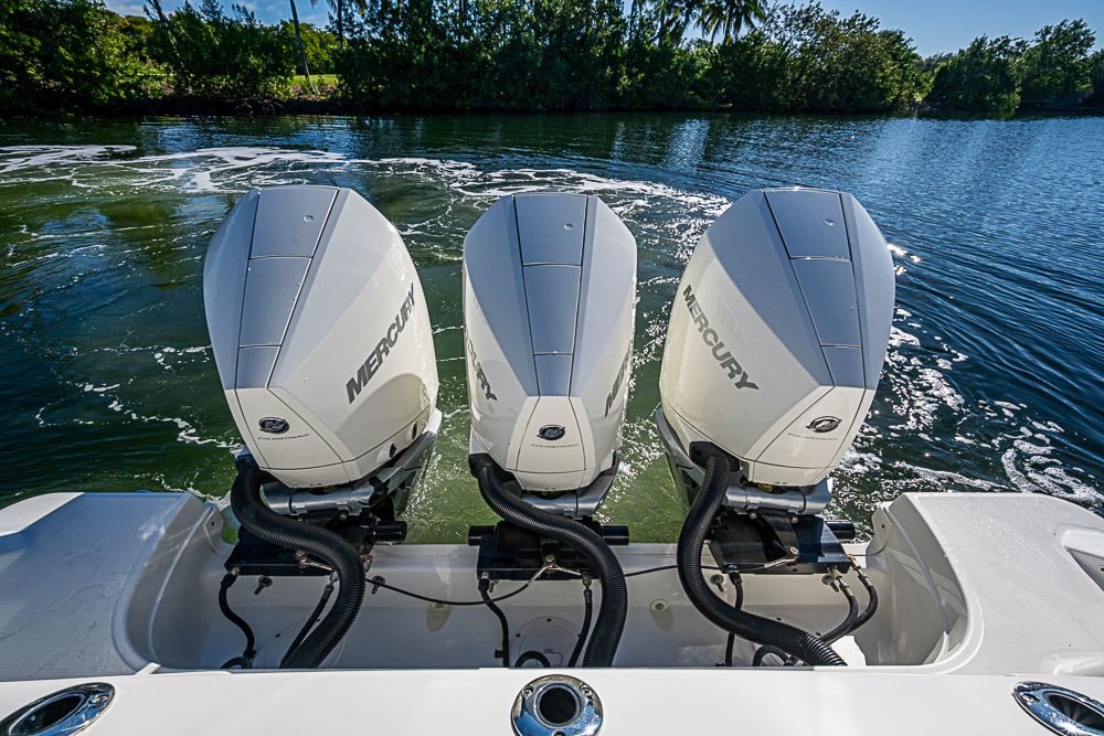 2022 Boston Whaler 350 Realm - 9
