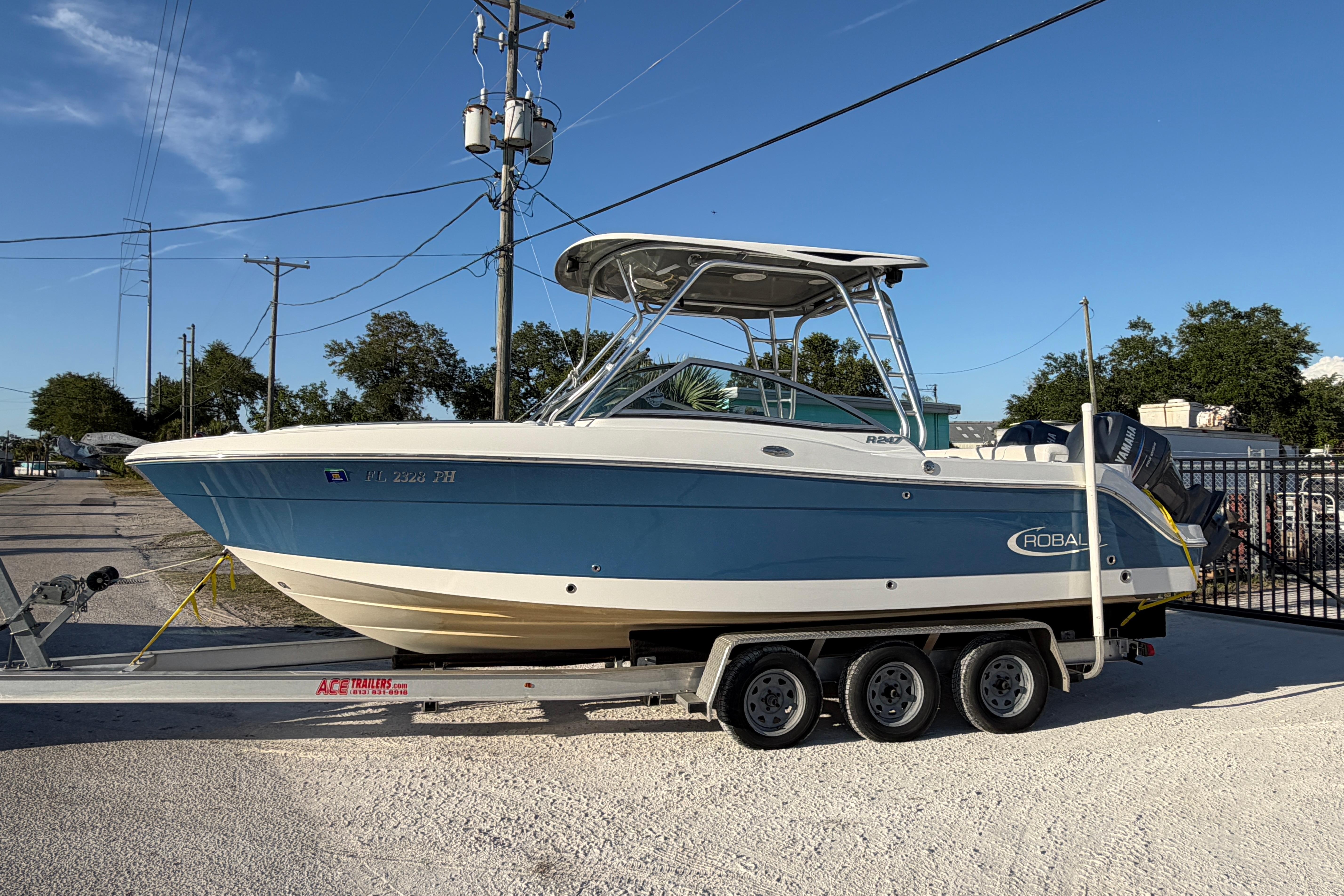 2012 Robalo R247 Dual Console