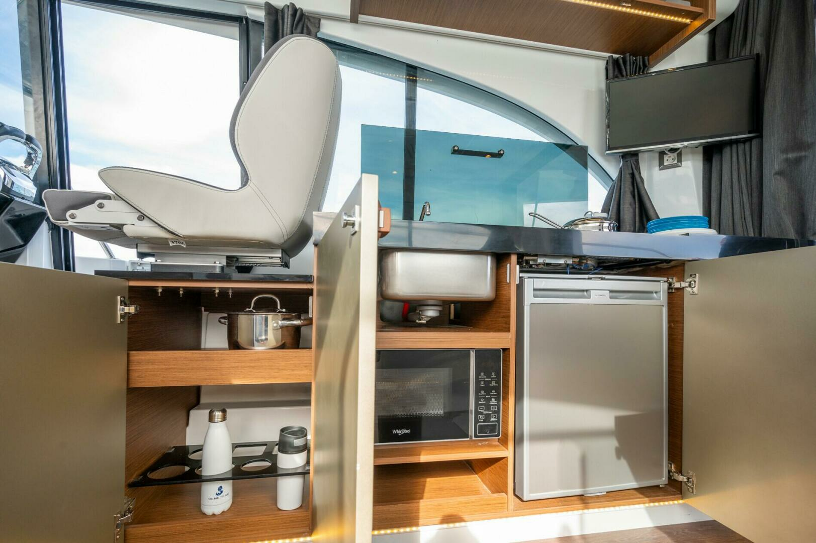 2025 Beneteau Antares 11 Fly - Image 12