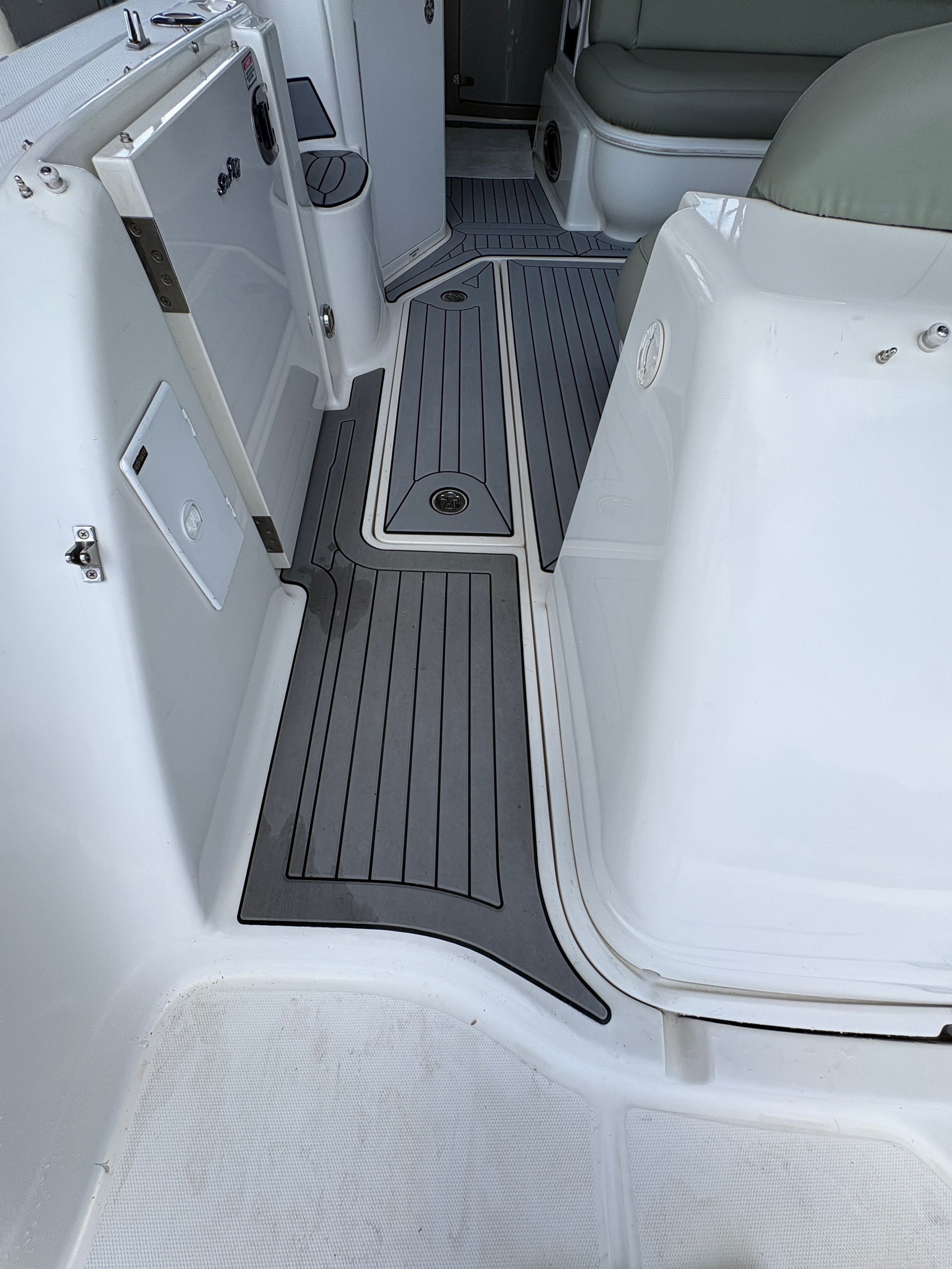 Interior of a 2005 Sea Ray 420 Sundancer yacht.