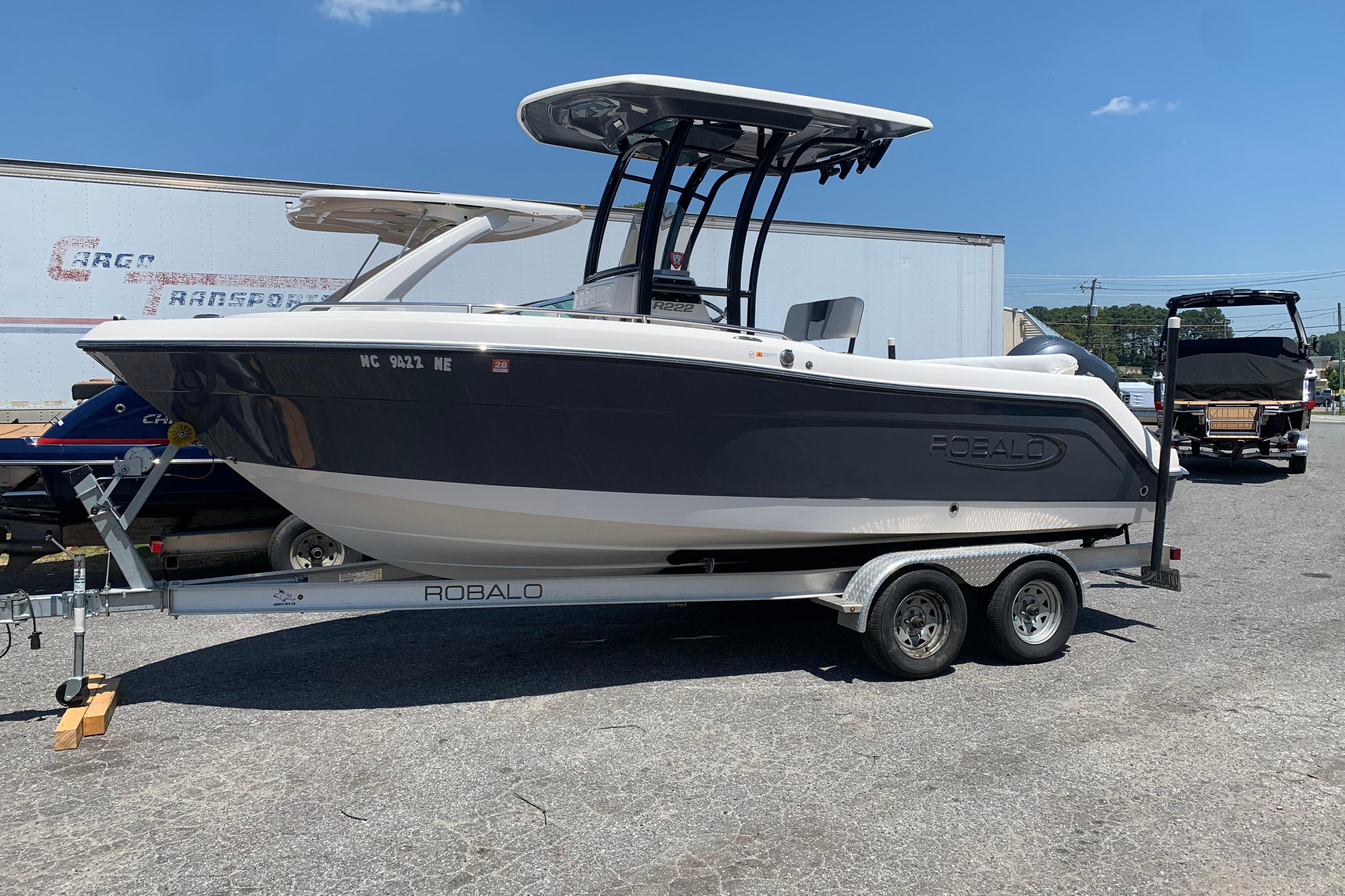 2023 Robalo R222 Center Console