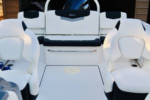 2022 Robalo R207 Dual Console - 12