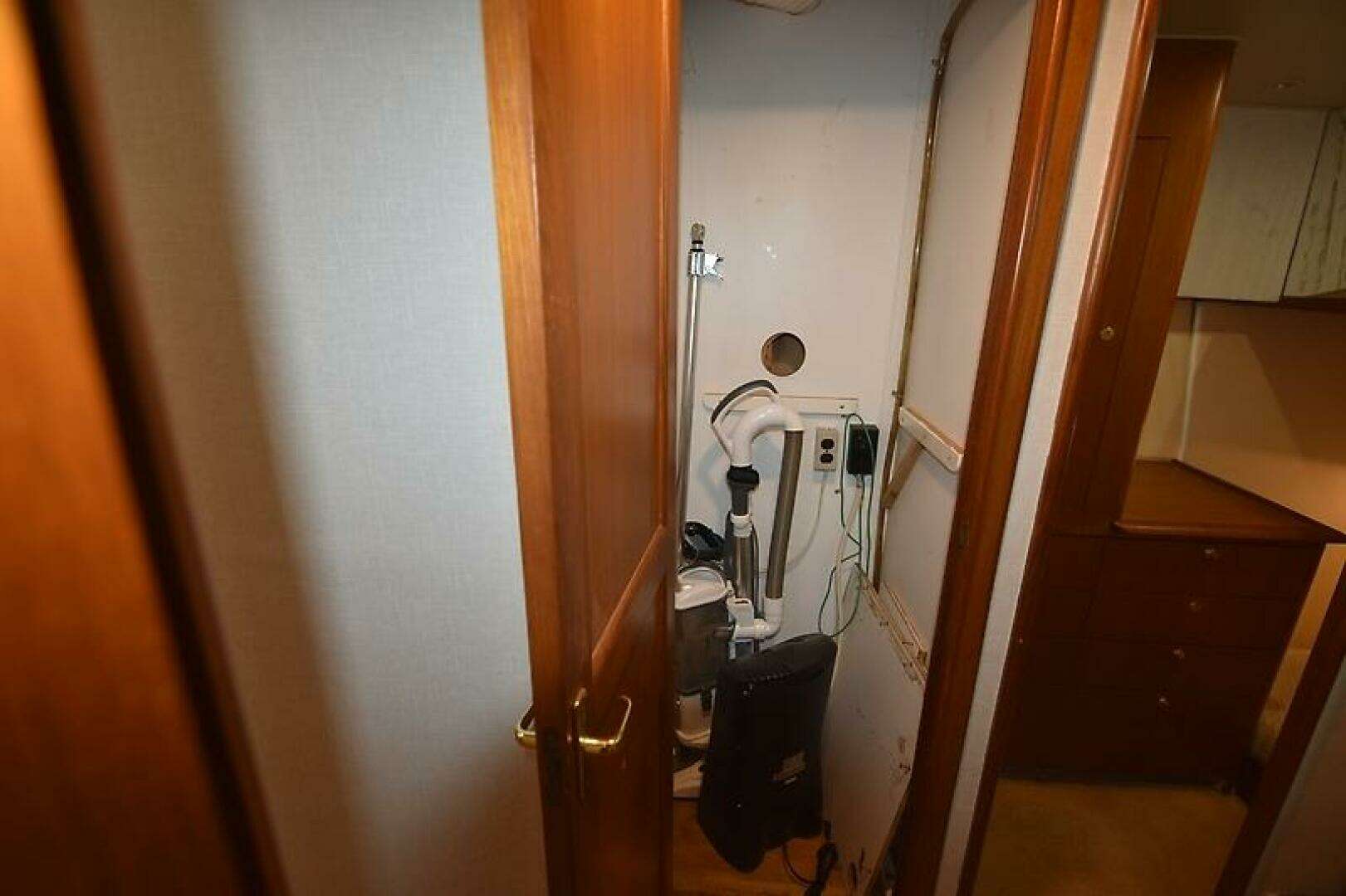 1997 Ocean 48 Convertible - Image 38