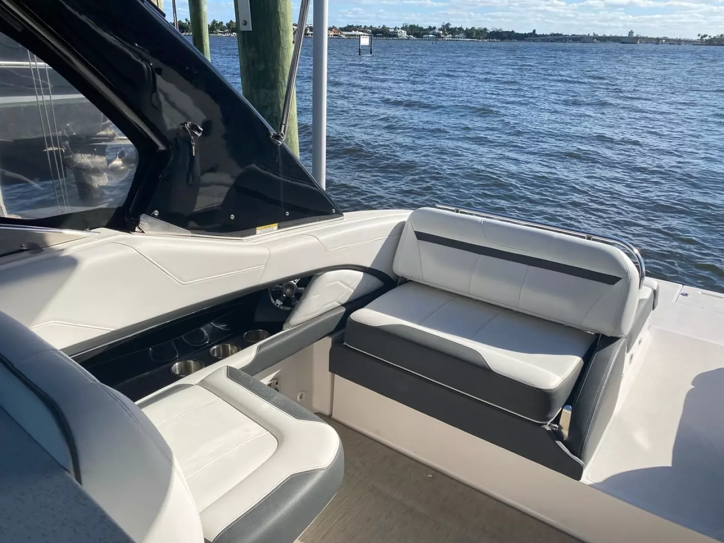 2016 Regal 3200 Bowrider - Image 12