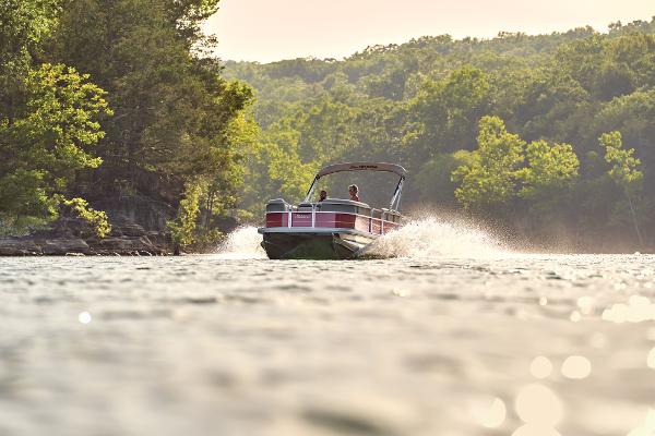 2025 Sun Tracker Party Barge 18 DLX - 52