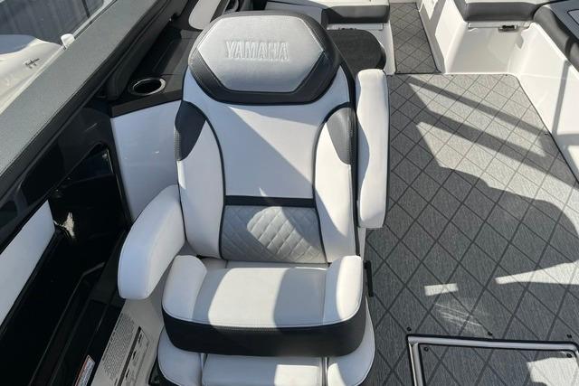 2021 Yamaha Boats 275SD captain's chair with sleek, modern design and comfortable upholstery.