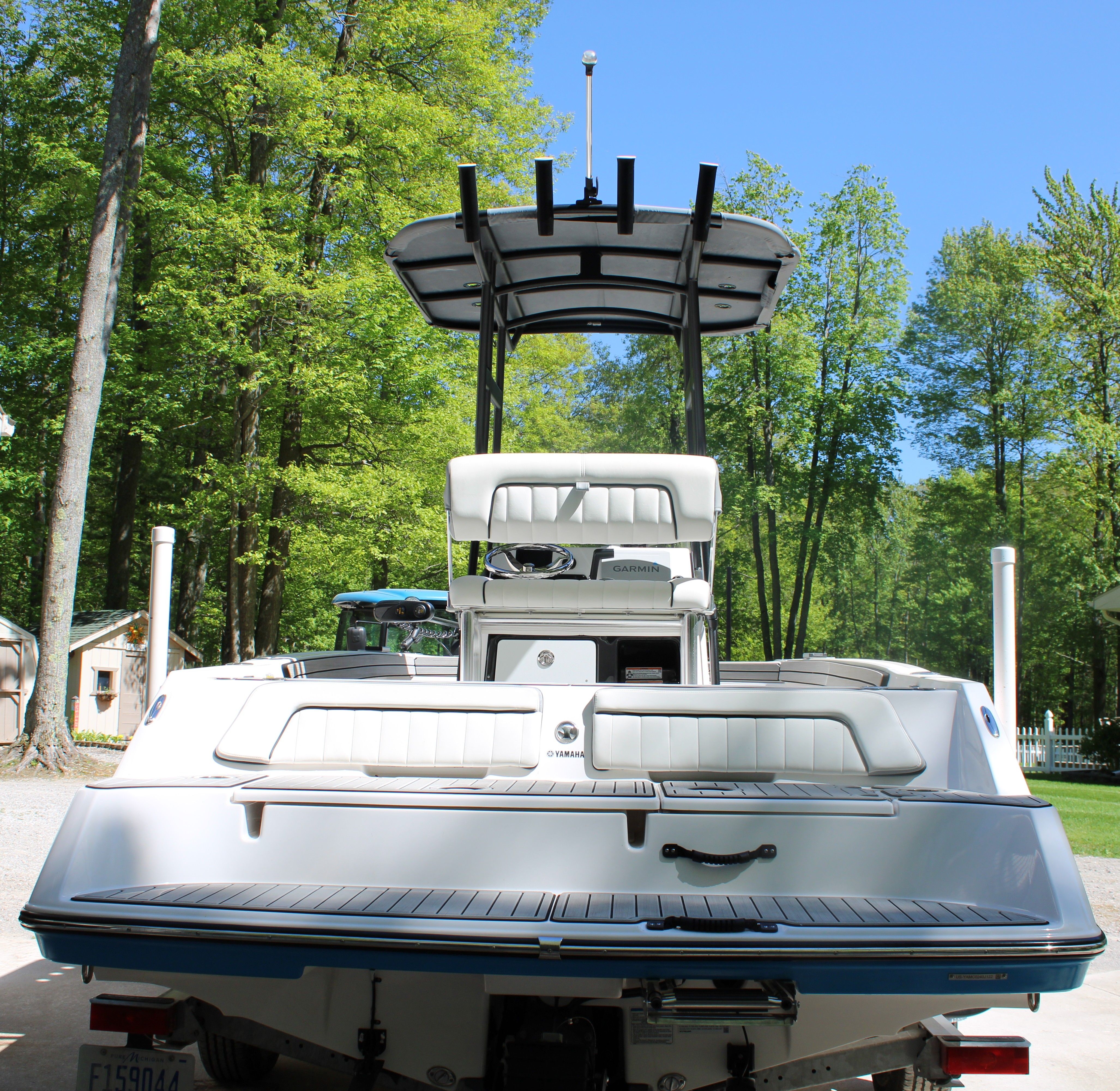 The image shows a Yamaha boat, model 190 FSH Sport, year 2022, on a trailer outdoors.