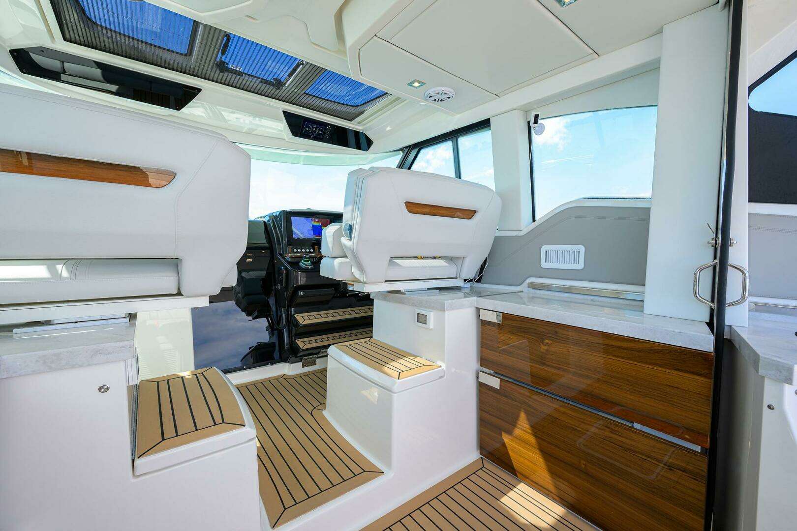 2022 Tiara Yachts 43 LE - Image 5