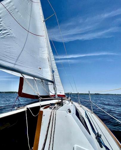 1988 O'Day 272 LE sailboat on calm waters.