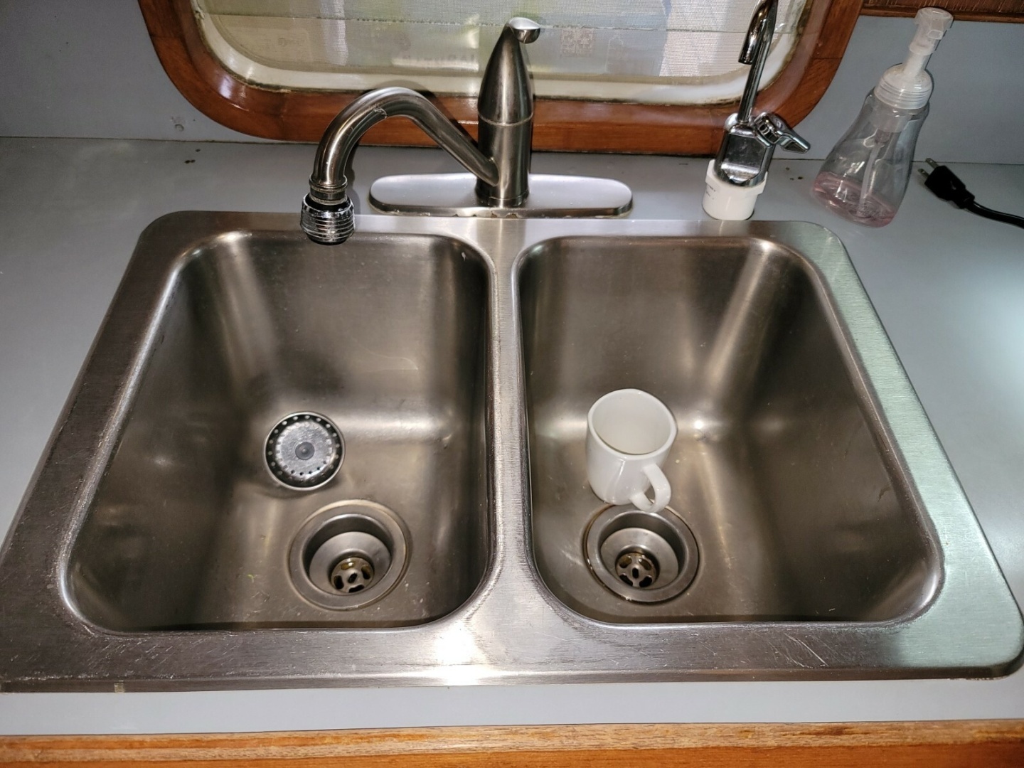 1990 DeFever Offshore Cruiser - Image 23