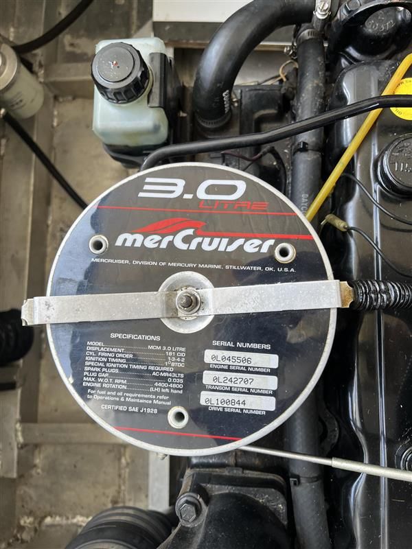 MerCruiser 3.0L engine in a 1998 Sumerset houseboat, showcasing specifications and serial numbers.