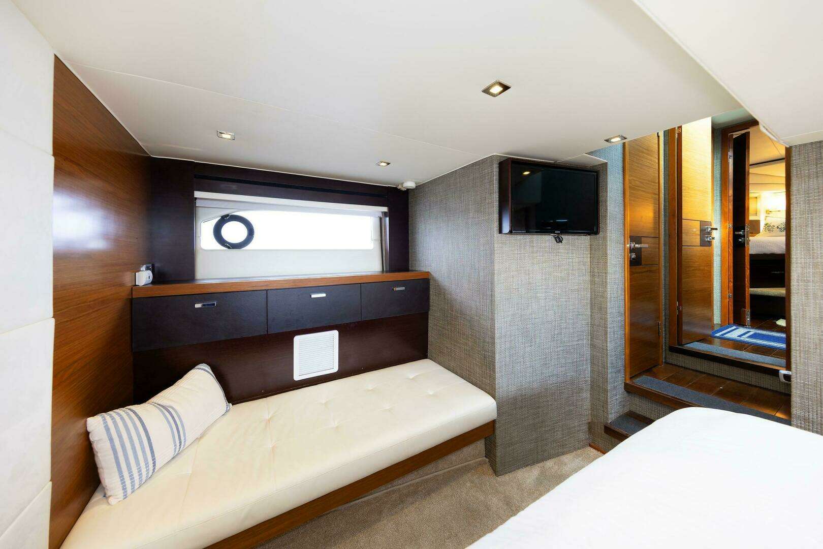2014 Tiara Yachts 5000 Express - Image 36