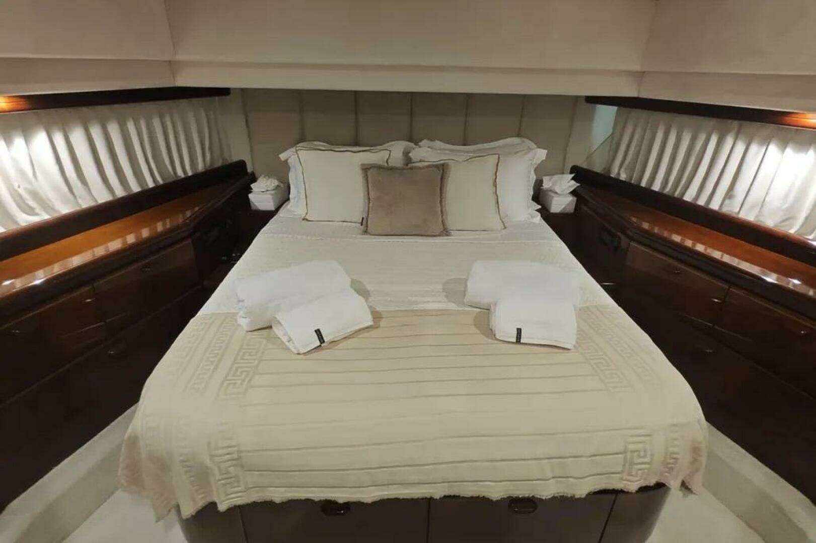 2002 Ferretti Yachts 720 - Image 9