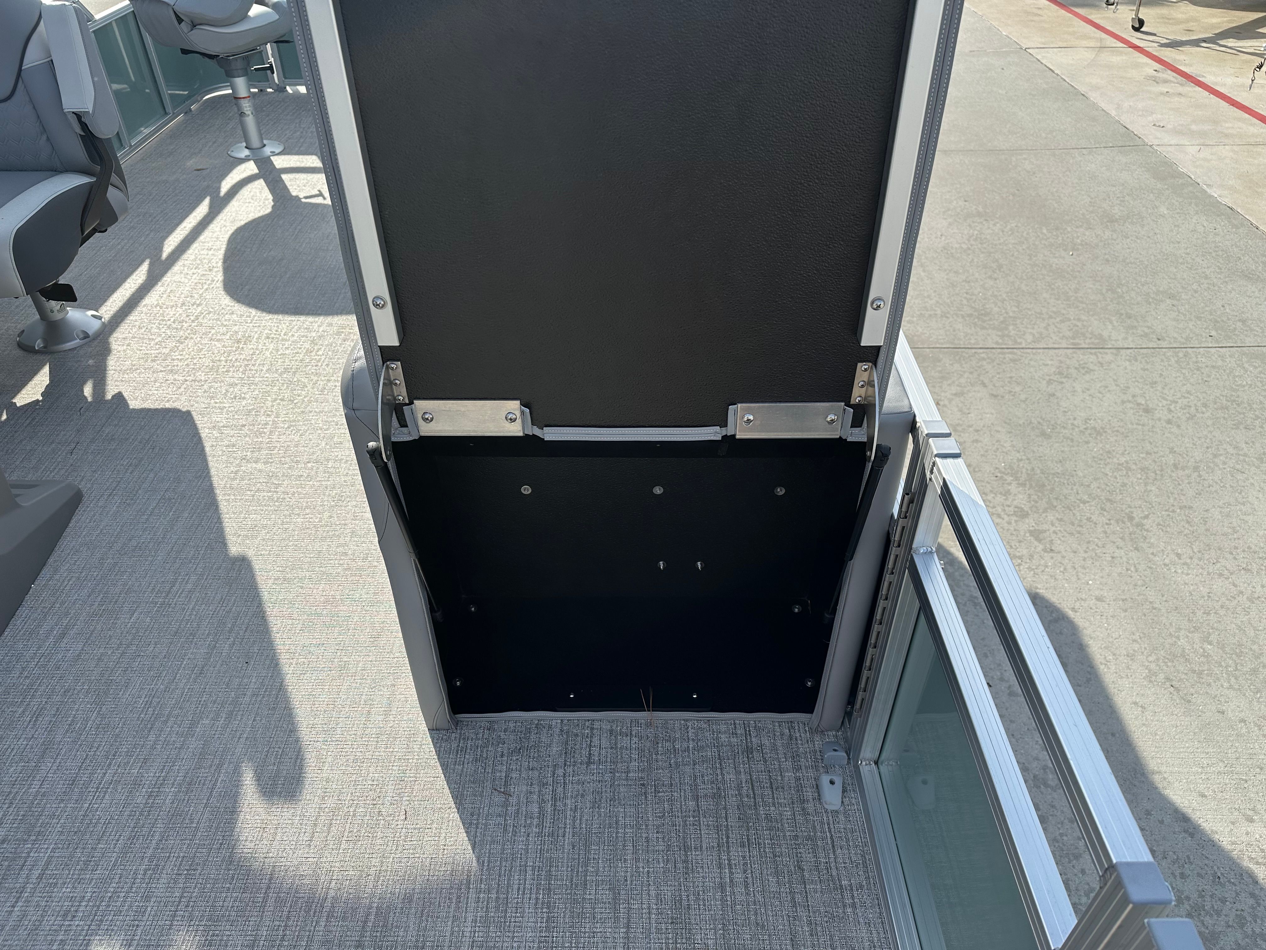2026 Avalon Venture 85 Rear Fish - 21' - 19